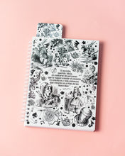 Cargar imagen en el visor de la galería, Libreta + Marca páginas "País de las maravillas"
