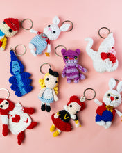Cargar imagen en el visor de la galería, Llaveros Amigurumi "Alice In Wonderland"