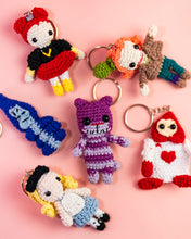 Cargar imagen en el visor de la galería, Llaveros Amigurumi "Alice In Wonderland"
