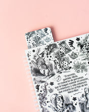 Cargar imagen en el visor de la galería, Libreta + Marca páginas &quot;País de las maravillas&quot;
