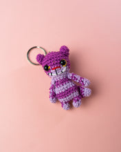 Cargar imagen en el visor de la galería, Llaveros Amigurumi &quot;Alice In Wonderland&quot;
