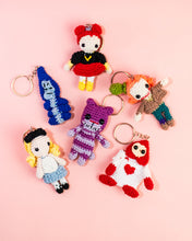 Cargar imagen en el visor de la galería, Llaveros Amigurumi "Alice In Wonderland"
